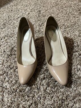 Nickels Beige Patent Pointed-Toe heels